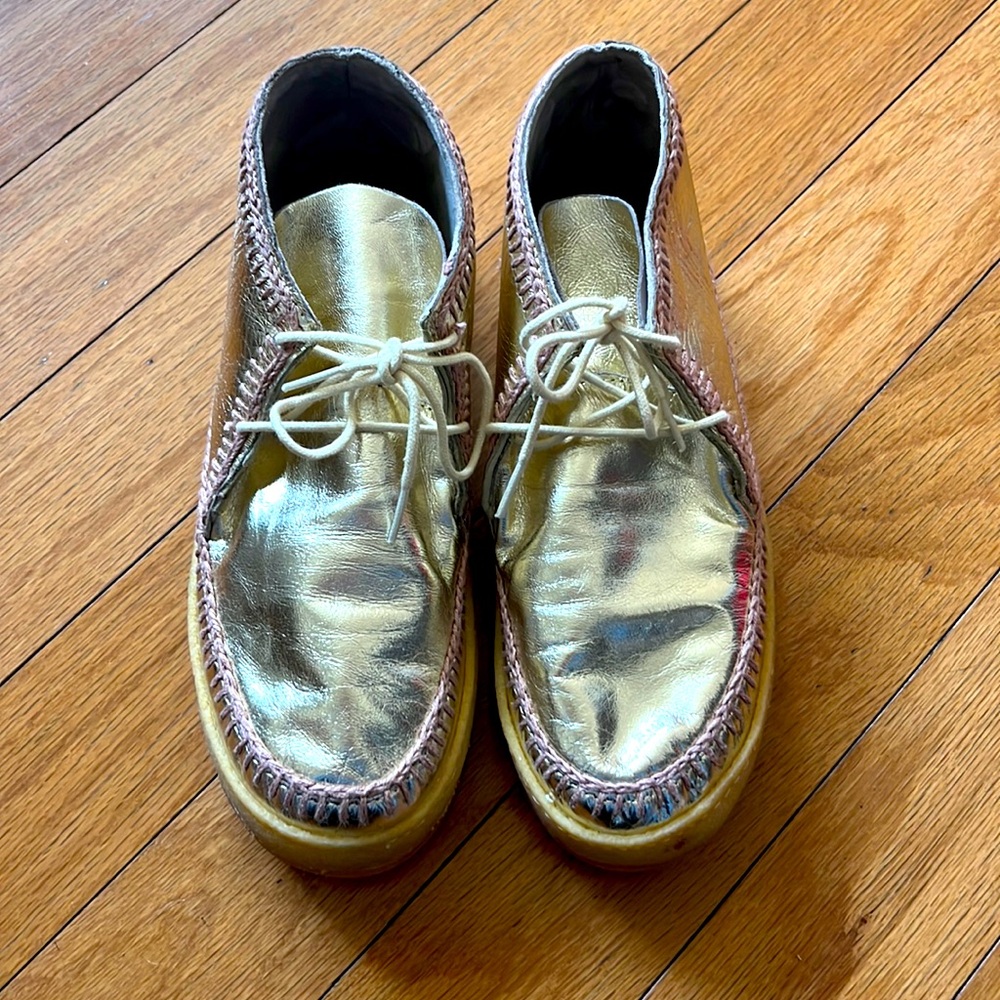 Laid back London ankle moccasin.